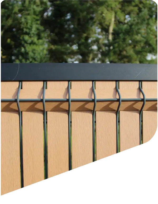 Clôture de jardin en composite Fencing avec l'option lame de finition en aluminium.